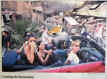 un descapotable es lo mejor para examinar los daños de un bombardeo