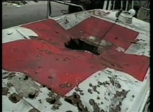 Una ambulancia de Cruz Roja atacada en el Líbano