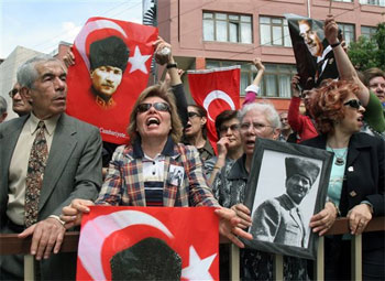 Los manifestantes portaban retratos de Ataturk. Foto: AP